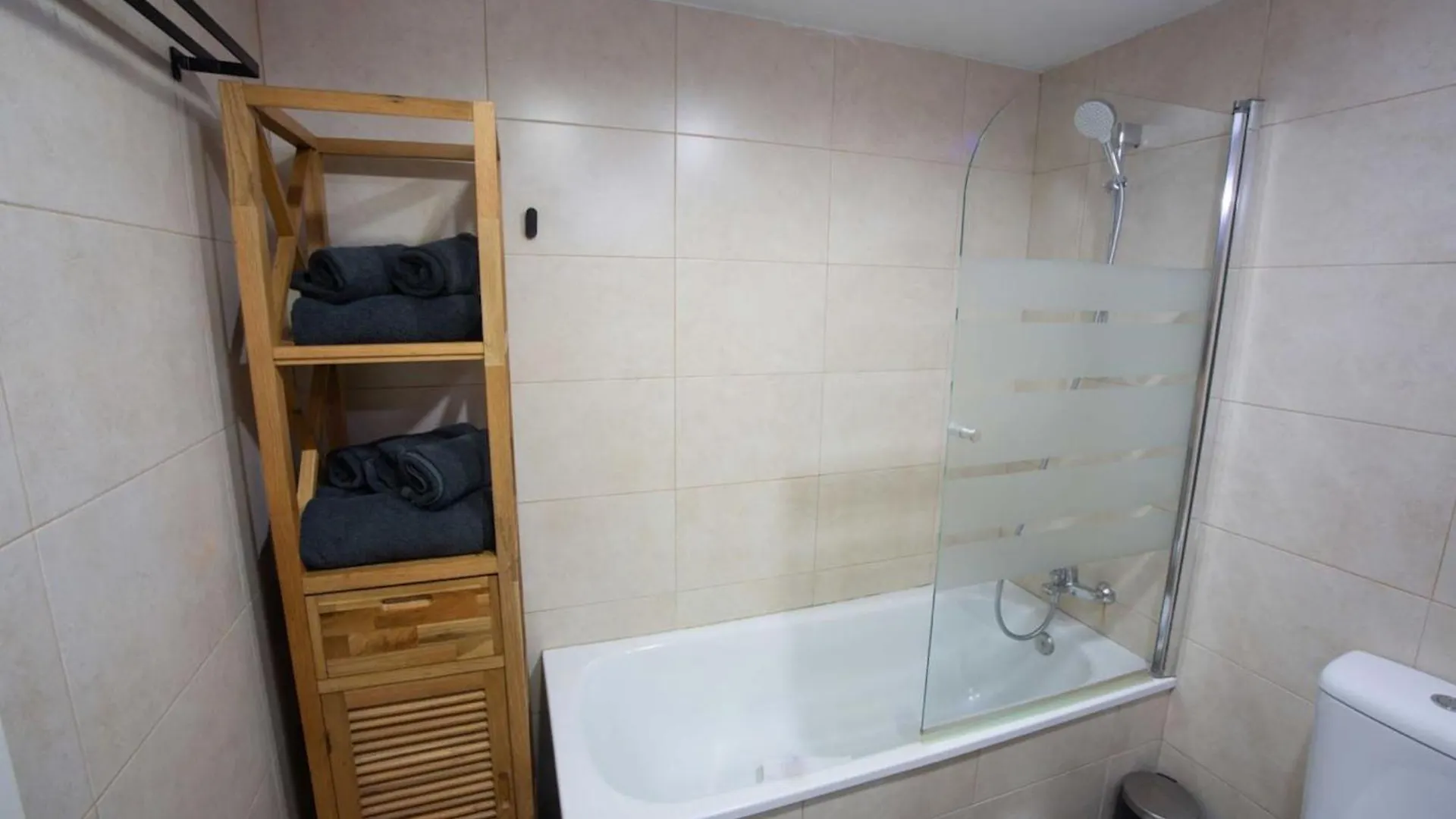 Holidays2Malaga Lagunillas 3 Bedrooms Downtown Local Area 500Mb Free Wifi 0*, Malaga